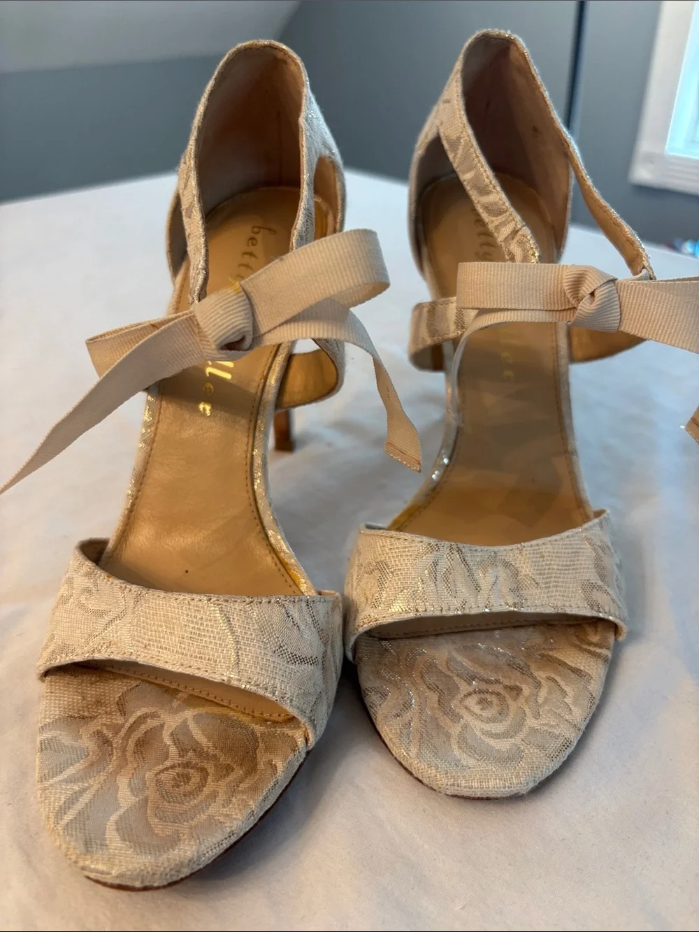 Bettye Mueller elegant Ivory Lace Open-Toe Heels with Ankle Tie, SZ 7.5